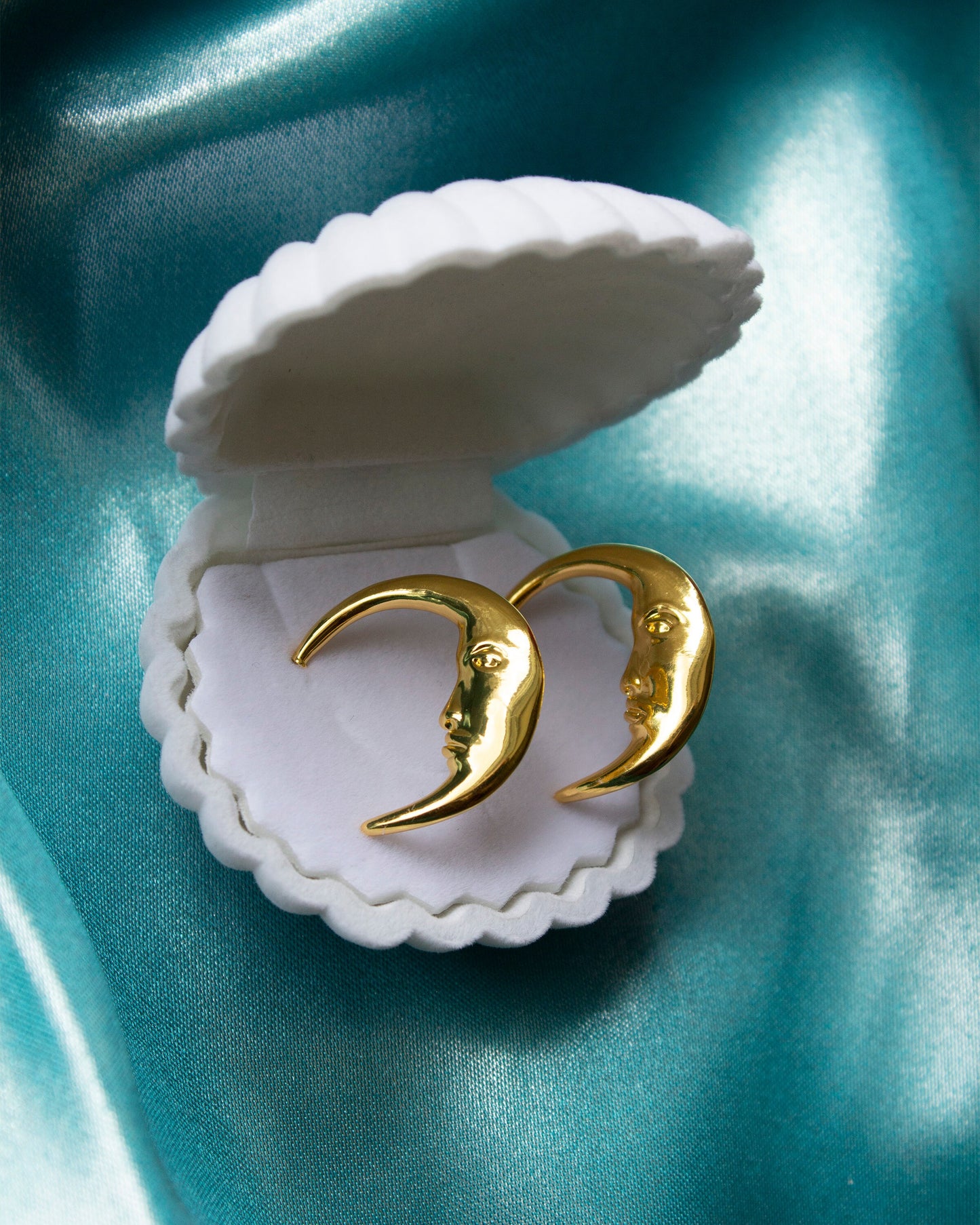 Nalani Gołd Crescent Moon Stud Earrings