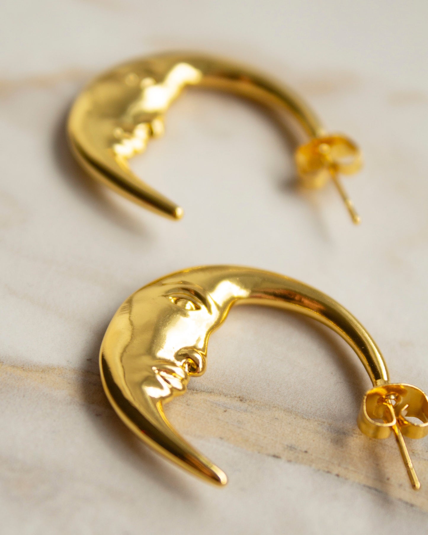 Nalani Gołd Crescent Moon Stud Earrings