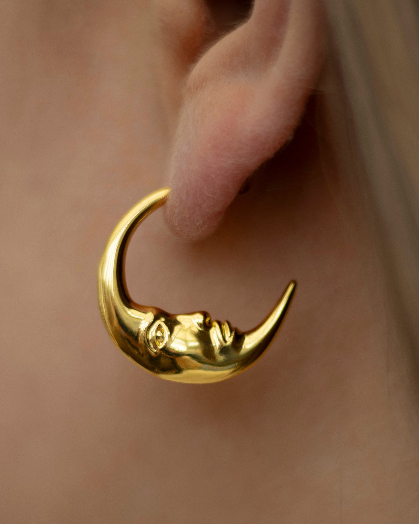 Nalani Gołd Crescent Moon Stud Earrings